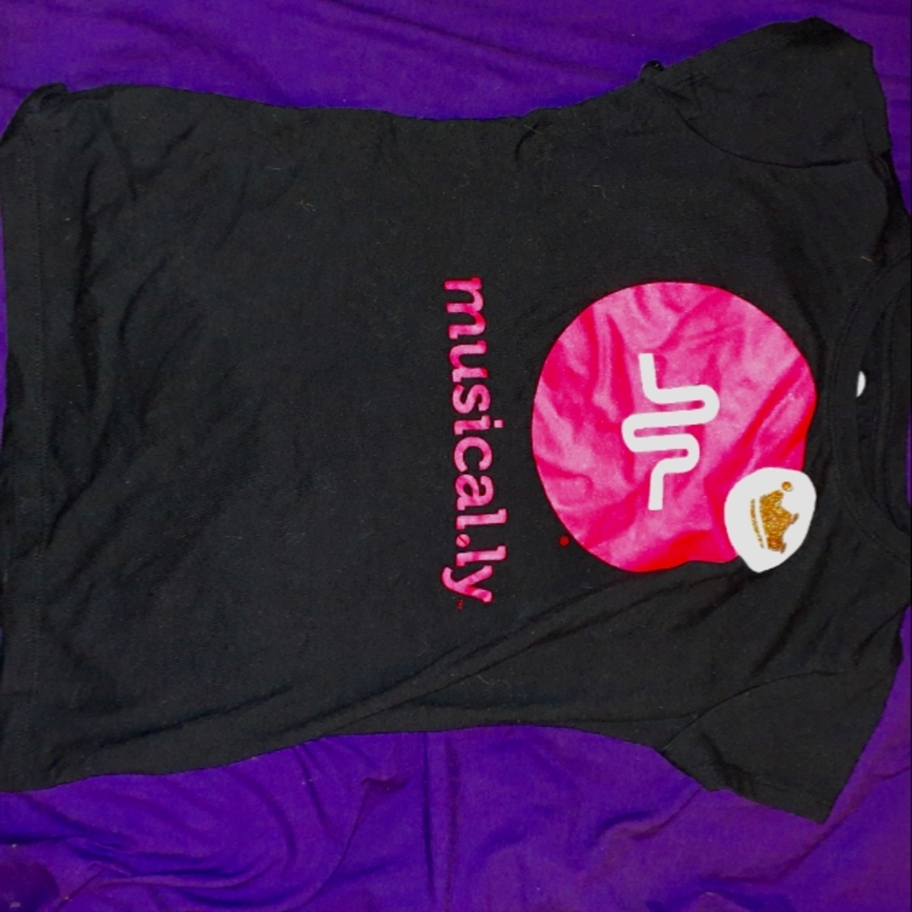 Musical.ly t-shirt girls size 10/12